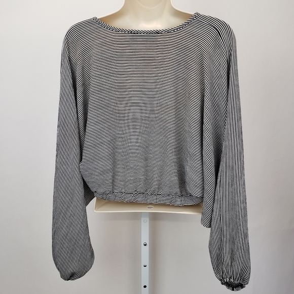 Audrey 3+1 bubble sleeve crop top - Picture 5 of 10